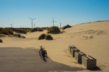 Deltawerk yakınlarında deniz kenarında rüzgar türbini.