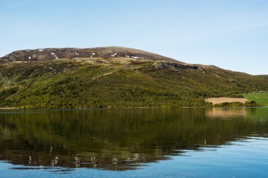 Norveç 'teki Dağ Yansıması Mavi Göl