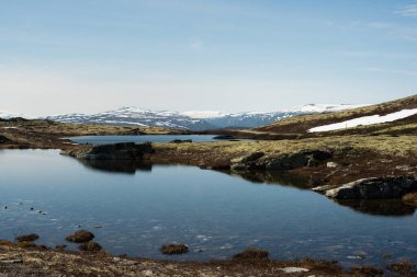 Mavi Göl ve Norveç 'in Karlı Tepeleri
