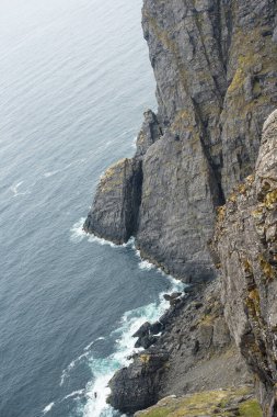 Nordkapp 'taki Fırtınalı Kıyı şeridinde Gri Kayalar