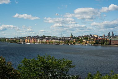 Stockholm şehri ve nehir üzerinde panoramik manzara
