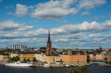 Stockholm şehri ve nehir üzerinde panoramik manzara