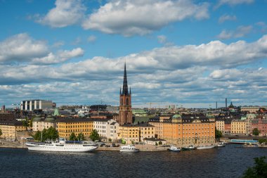 Stockholm şehri ve nehir üzerinde panoramik manzara