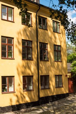Stockholm caddesindeki eski sarı bina.