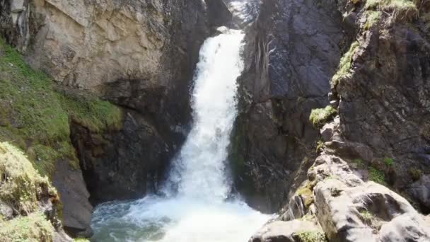 Krásný Vodopád Horách Mezi Skalami Kairakův Vodopád Horách Kazachstánu Velký — Stock video