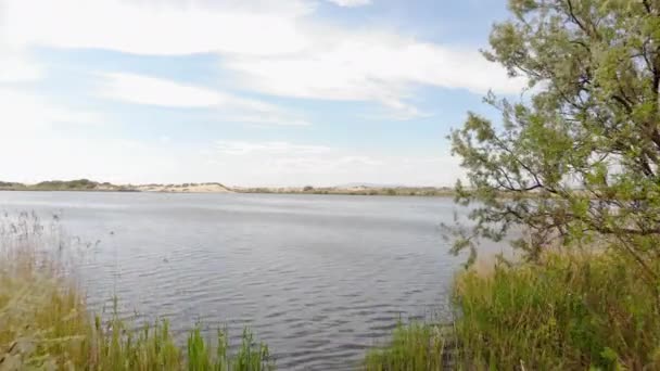 Filmación Hermoso Lago Desierto Tomada Dron Durante Vuelo Lento Entre — Vídeos de Stock