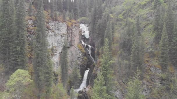 岩の間に大きな美しい滝のトップビュー ドローンはゆっくりと大きな滝の方へ飛んでいく カザフスタンにリザーブ — ストック動画