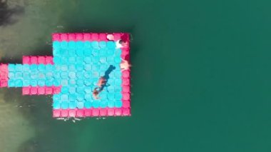 Genç bir şirket gölde eğleniyor, iskeleden suya atlıyorlar. Denizde yaz eğlencesi. Kızlar ve oğlanlar iskelede koşup birlikte suya atlarlar..