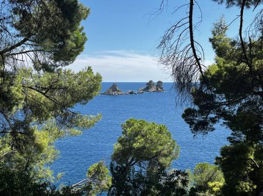 Karadağ, Petrovac şehri. Kutsal Hafta ve Katic Adaları 'nın güzel manzarası. Adriyatik Denizi.