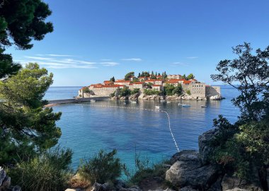 Karadağ, Budva 'daki Sveti Stefan adası. Sveti Stefan 'ın güzel adasının manzarası