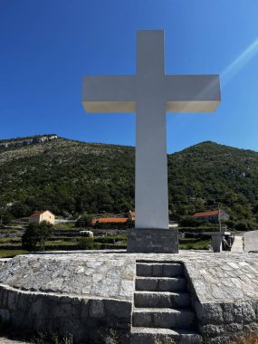 İsa 'nın Anıtı ve mavi gökyüzünün altında Cievna Kanyonu' nun üzerinde büyük bir haç. Grlo Sokolova 'ya giden turist rotası.