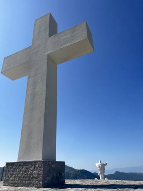 İsa 'nın Anıtı ve mavi gökyüzünün altında Cievna Kanyonu' nun üzerinde büyük bir haç. Grlo Sokolova 'ya giden turist rotası.