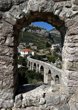 Kaleden Karadağ 'ın eski Bar kentindeki eski su kemerine manzara.