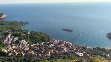 Adriyatik Denizi 'nden ve Sveti Stefan adasından güzel bir manzara. Karadağ, Budva 'daki Sveti Stefan adası. Sveti Stefan 'ın güzel adasının manzarası