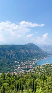 Kotor Körfezi ve Karadağ 'ın eski Kotor kasabasının yukarısından panoramik manzara.
