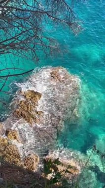 Karadağ 'daki Adriyatik Denizi' nin turkuaz suyuyla çok güzel bir uçurumun üst manzarası.