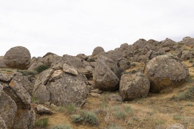 Kazakistan 'ın batısındaki Aktau' daki Torysh Vadisi 'nde taş toplar. Aktau bölgesindeki Ustyurt Platosu 'nun betonu.