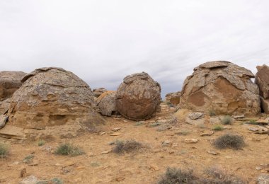 Kazakistan 'ın batısındaki Aktau' daki Torysh Vadisi 'nde taş toplar. Aktau bölgesindeki Ustyurt Platosu 'nun betonu.