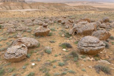 Kazakistan 'ın batısındaki Aktau' daki Torysh Vadisi 'nde taş toplar. Aktau bölgesindeki Ustyurt Platosu 'nun betonu.