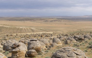 Kazakistan 'ın batısındaki Aktau' daki Torysh Vadisi 'nde taş toplar. Aktau bölgesindeki Ustyurt Platosu 'nun betonu.