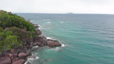 Phu Quoc, Vietnam açıklarındaki pitoresk tropikal Xuong adasının insansız hava aracı görüntüsü. Berrak turkuaz sular, yemyeşil yemyeşil ve mükemmel bir tropik kaçışın ılık atmosferi..
