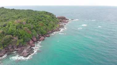 Phu Quoc, Vietnam açıklarındaki pitoresk tropikal Xuong adasının insansız hava aracı görüntüsü. Berrak turkuaz sular, yemyeşil yemyeşil ve mükemmel bir tropik kaçışın ılık atmosferi..