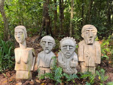 Ahşap antik heykeller ve oyma elementler sık orman ormanları arasında yer almaktadır. Mistisizm atmosferi, doğa ve geleneksel kültür. Egzotik bir turistik yer..