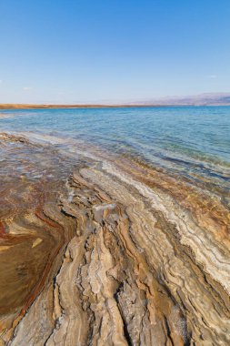 İsrail 'de Ölü Deniz kıyısında çamur ve tuz katmanları