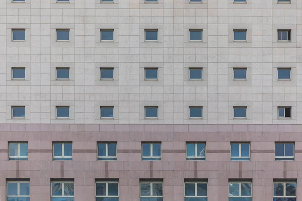 ビルのファサード 窓からの空の反射 — ストック写真