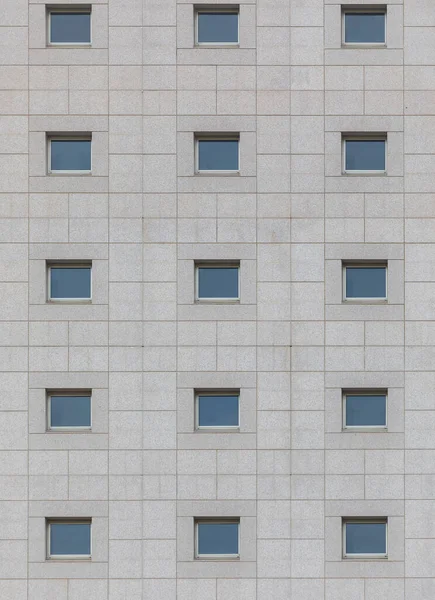 Fachada Edifício Reflexão Céu Nas Janelas — Fotografia de Stock