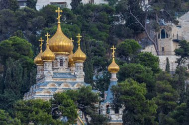SRAEL, Kudüs 05, 2022: İsrail 'deki St. Mary Magdalene Kilisesi Kubbeleri