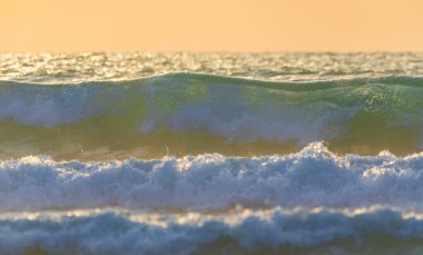 Akdeniz kıyısındaki fırtına dalgaları. İsrail sahilleri