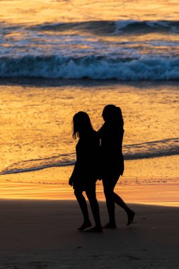 ISRAEL, Herzliya - 05 Ekim 2022: Kızlar sahilde yürüyor