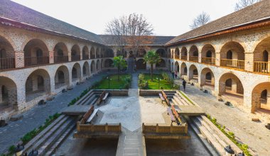 Azerbaycan, Sheki 12, 2022: Karavanın Avlusu