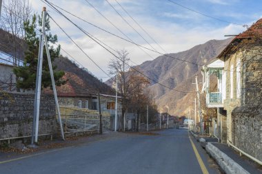 Azerbaycan, Qax 12, 2022: Gakh köyünde küçük sokaklar