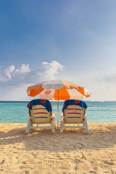 沙滩上的遮阳伞和日光浴床 — 图库照片