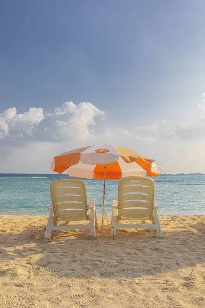 Plaj Şemsiyesi Kumsalda Güneşlik — Stok fotoğraf