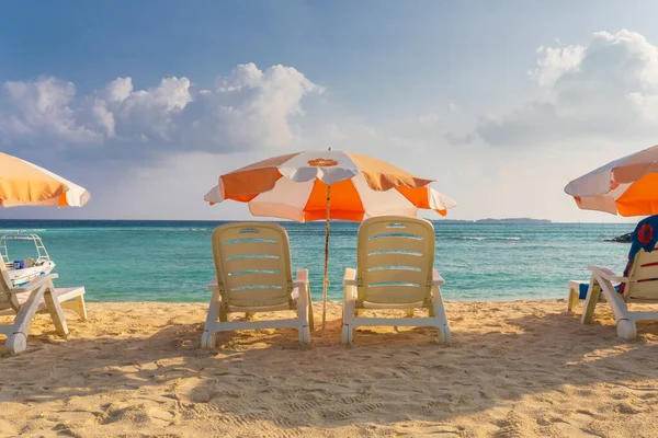 Parasol Leżaki Plaży — Zdjęcie stockowe