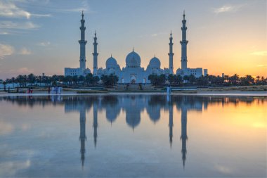 Abu Dabi, BAE - 22 Nisan 2023: Şeyh Zayed Büyük Cami, alacakaranlıkta