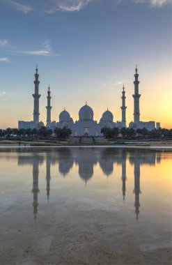 Abu Dabi, BAE - 22 Nisan 2023: Şeyh Zayed Büyük Cami, alacakaranlıkta