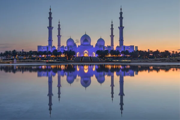 Abu Dhabi Uae Квітня 2023 Sheikh Zayed Grand Mosque Dusk — стокове фото
