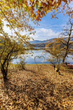 Aralık ayında Khanbulan rezervuarı. Azerbaycan