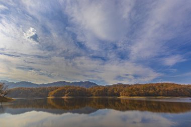 Aralık ayında Khanbulan rezervuarı. Azerbaycan
