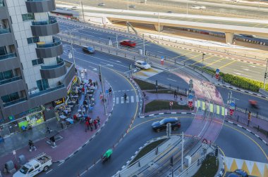 DUBAI, BAE- Şubat 05 2024: Dubai 'de insanlarla birlikte kafeler ve sokaklar