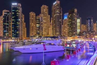 DUBAI, BAE- Şubat 05 2024: Dubai Marina, Gece