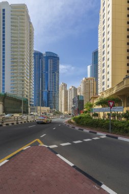 DUBAI, BAE- Şubat 05 2024: Gün boyunca Dubai sokakları