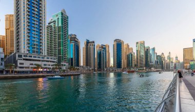 DUBAI, BAE- Şubat 05 2024: Dubai Marina 'daki gökdelenler