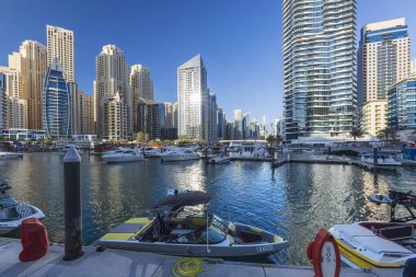 DUBAI, BAE- Şubat 05 2024: Dubai Marina 'daki gökdelenler