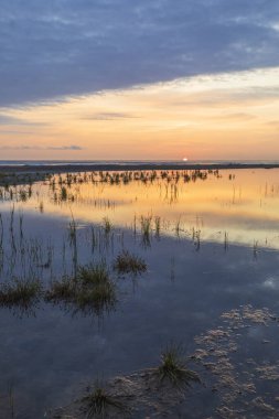 Hazar Denizi kıyısında gün doğumu