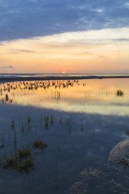 Hazar Denizi kıyısında gün doğumu
